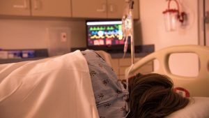 Rahatsız edilmemek için hastaların nabız takip cihazını kapatan hemşire tutuklandı