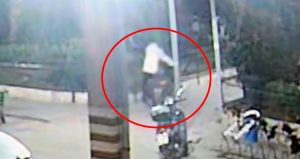 Refakatçi gibi gittikleri hastaneden motosiklet çaldılar