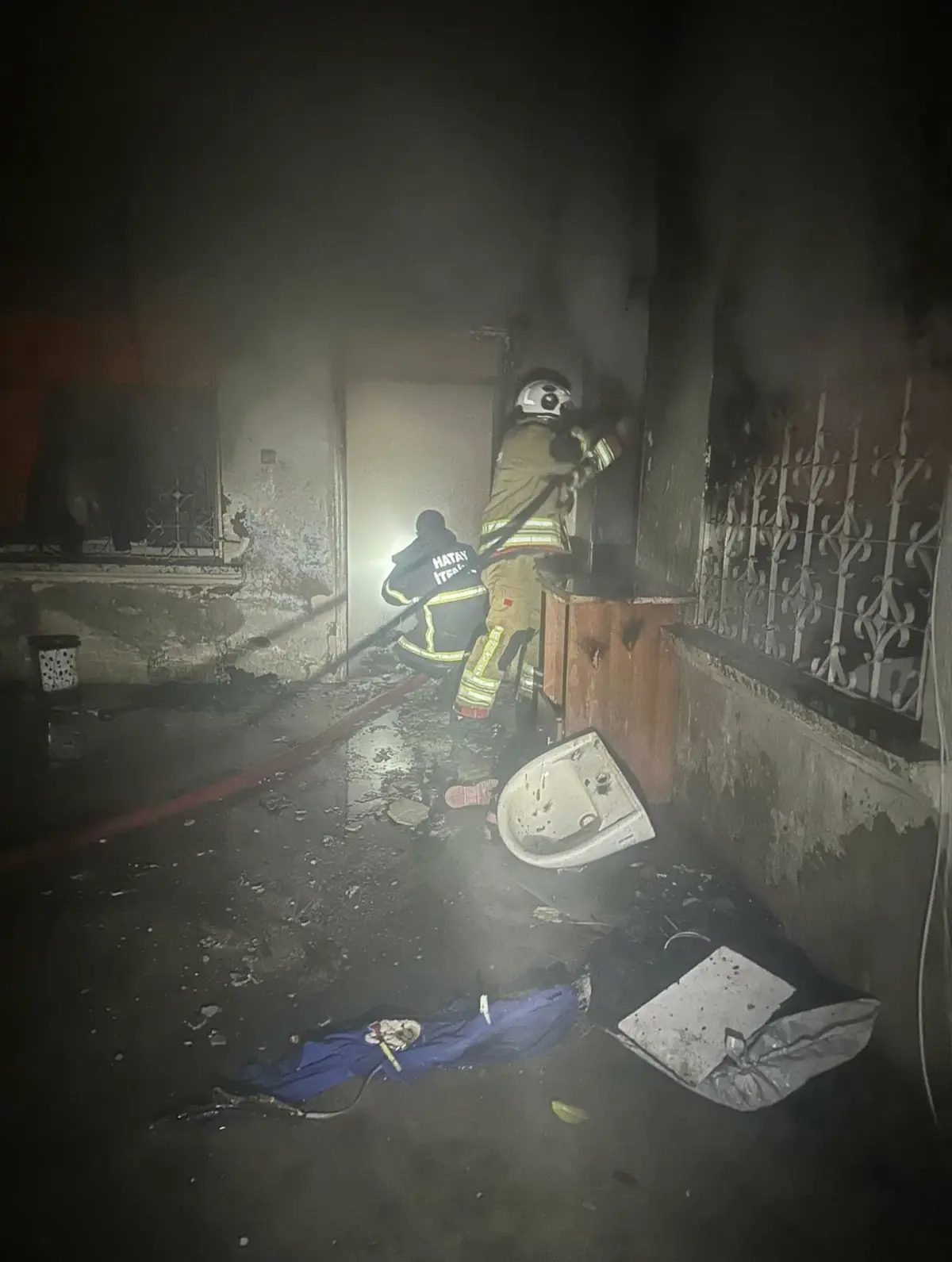 Reyhanlı’da Yangında Mahsur Kalan Kedi Kurtarıldı