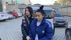 Samsun’da arkadaşlarını elektrik süpürgesinin demiriyle dövüp telefonunu gasbettiler