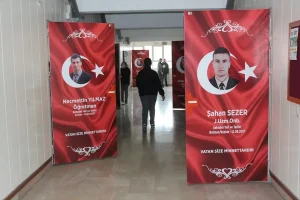 Samsun’da bir okulun sınıf kapıları şehitlerin isimleri ve fotoğraflarıyla kaplandı