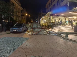 Samsun’da Şiddetli Rüzgar Çatı Uçurdu