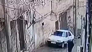 Şanlıurfa’da Duvar Otomobilin Üzerine Devrildi