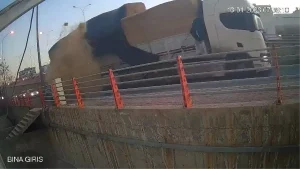 Şanlıurfa’da TIR’dan Düşen Balyalar Yürüyeni Teğet Geçti