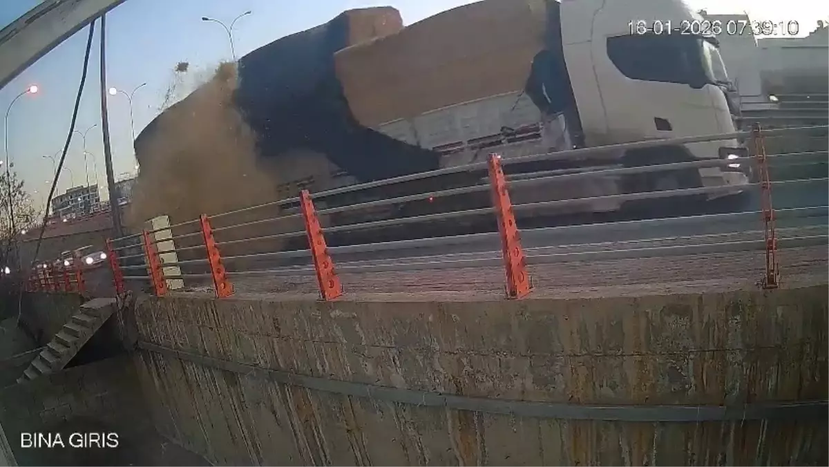 Şanlıurfa’da TIR’dan Düşen Balyalar Yürüyeni Teğet Geçti