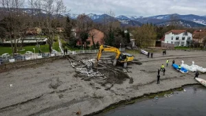 Sapanca Gölü’nde Kaçak Yapılara Yıkım