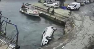 Sarıyer’de otomobil denize düştü