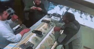 Sarıyer’de sahte altın kolyeyle kuyumcuyu dolandırdı