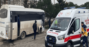 Servis midibüsleri kafa kafaya çarpıştı; 19 yaralı