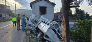 Seydikemer’de Feci Kaza: Kamyonet Evine Çarptı