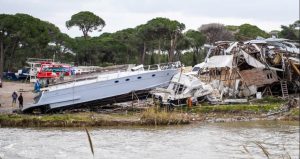 Şiddetli fırtına Antalya’yı vurdu