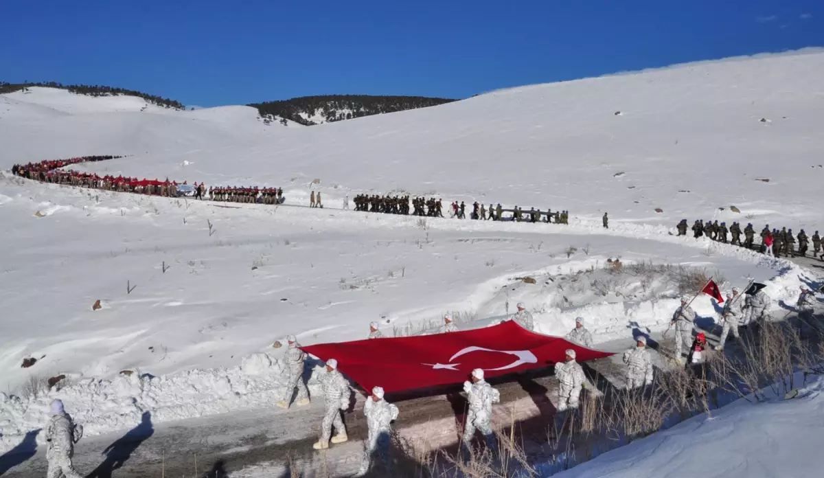 Sıfırın altında 22 derecede Sarıkamış şehitleri için yürüdüler