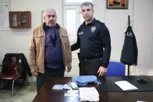 Siirt’te bir hamal yolda bulduğu 10 bin lirayı sahibine ulaştırdı