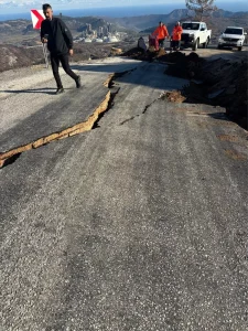 Silifke’de Heyelan Yolu Kapattı