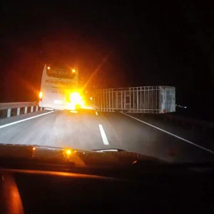 Sinop’ta Rüzgarın Devrildiği Tırda Sürücü Yaralandı