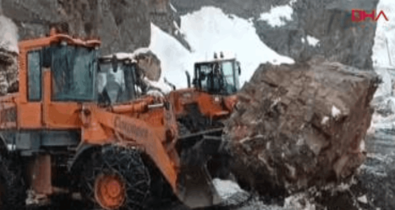 Şırnak’ta dağdan kopan kaya yolu ulaşıma kapattı