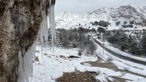 Sivas’ta Kar Yağışı Hobbit Köyü’nü Beyaza Bürüdü