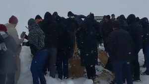 Sivas’ta kar yolları kapattı, cenaze uzun süre defnedilemedi