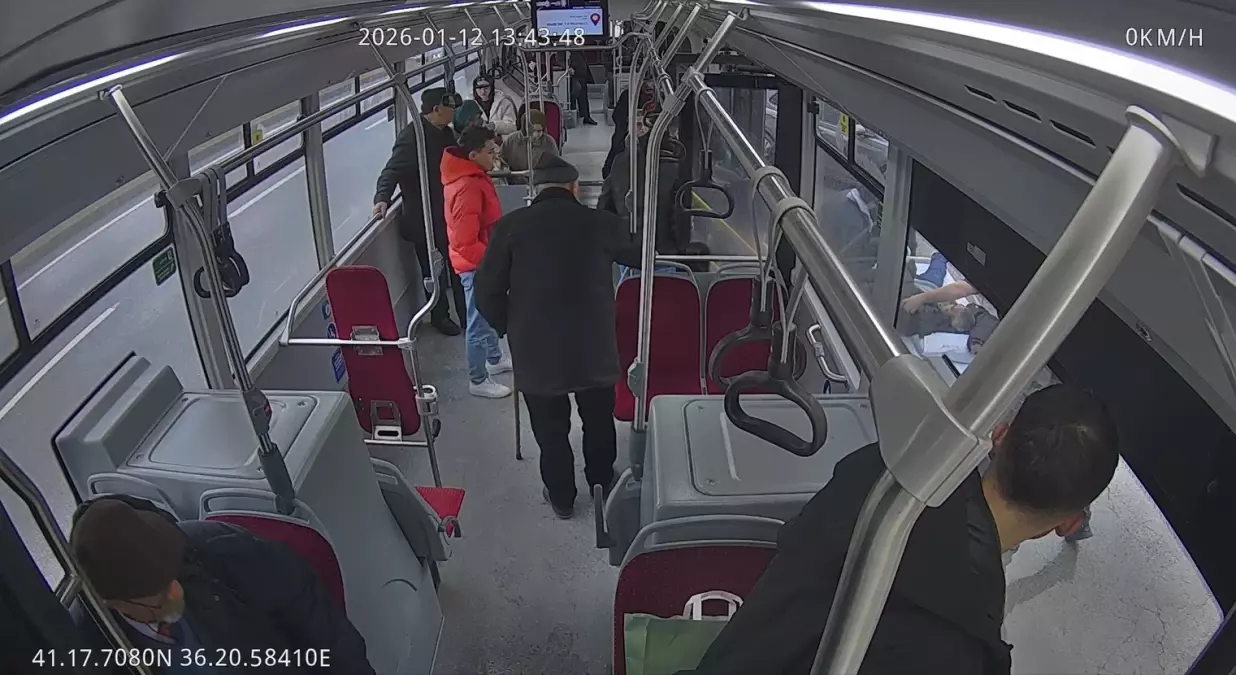 Şoför Yolcuyu Hastaneye Yetiştirdi