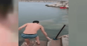 Soğuk havaya aldırmadan denize girip, yüzdü