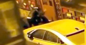 Sokak ortasında kendisini döven adamdan şikayetçi olmadı: Polisleri görünce sarıldı