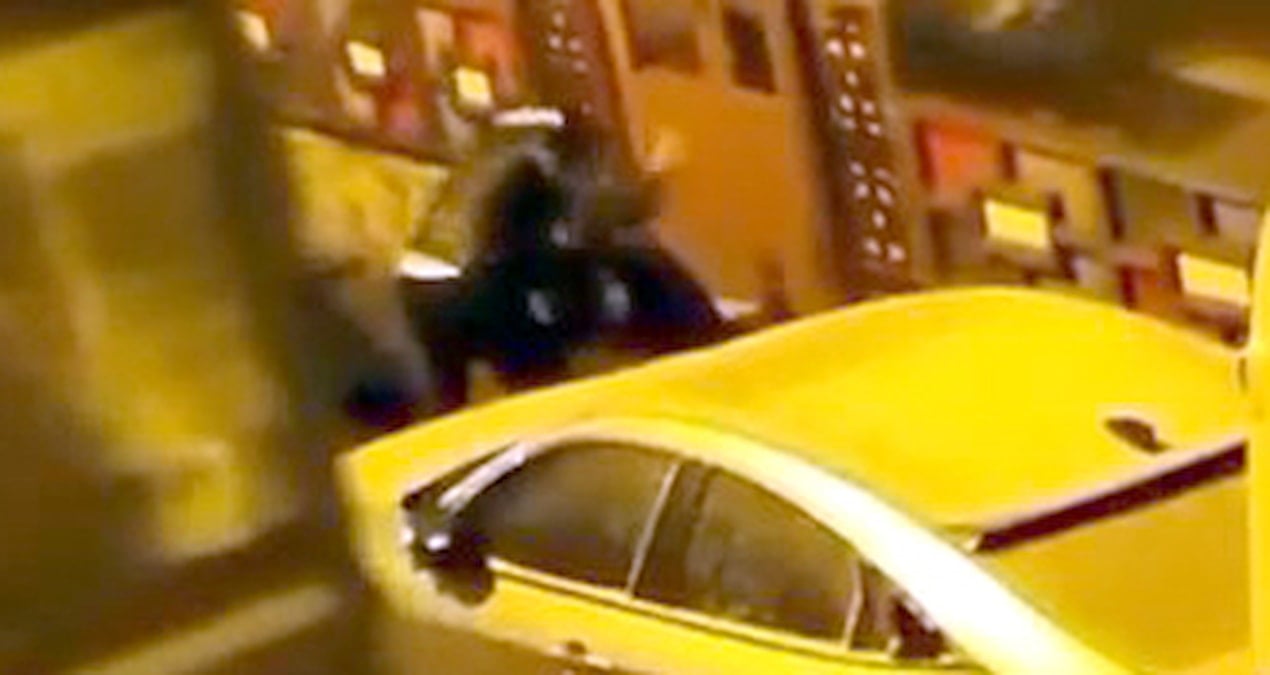 Sokak ortasında kendisini döven adamdan şikayetçi olmadı: Polisleri görünce sarıldı