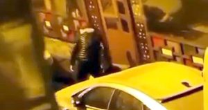 Sokak ortasında tekme tokat dövdü, sonra sarıldı! Pes dedirten olay