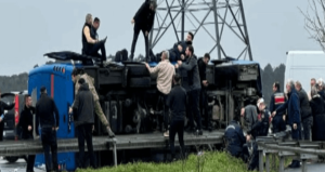 Son dakika: Kemerburgaz’da cezaevi nakil aracı devrildi; yaralılar var