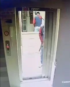 Şüpheli Apartmana Girdi, Kuşları Çaldı