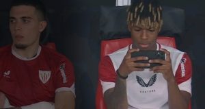 Takımı hezimeti yaşarken telefondan oyun oynadı!