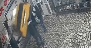 Taksi araç asansöründen düştü