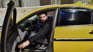 Taksi Şoföründen Kahramanlık: Hasta Çocuğu Hastaneye Koşarak Götürdü