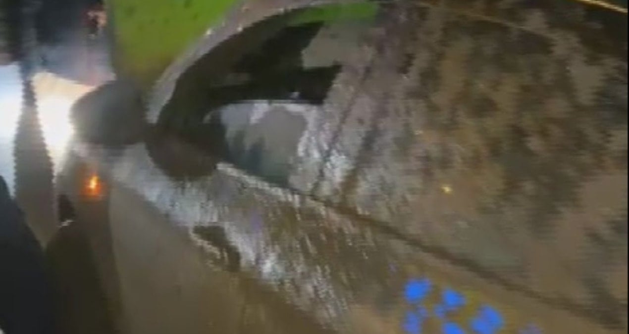 Taksiyi çamurla yola sokan yolcular şoförü darbedip kaçtı