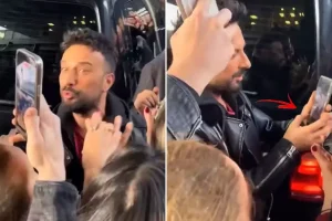 Tarkan’ın hayranıyla “Bana teyze de” diyaloğu gülümsetti! Son hareketi olaya damga vurdu