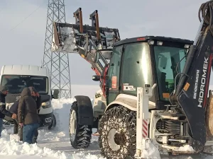 Taşlıçay’da Kar Yağışı Araçları Mahsur Bıraktı