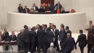 TBMM Genel Kurulu’nda yumruklu kavga