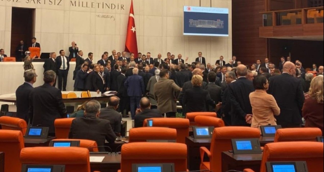 TBMM’de büyük kavga! CHP’li ve AKP’li vekiller birbirine girdi