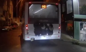 Tehlikeli Yolculuk: 3 Çocuk Otobüsün Arkasına Tutundu