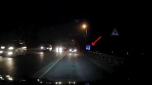 Tekirdağ’da otomobil bir anda kayarak savruldu: Kazanın kıl payı atlatıldığı anlar kamerada