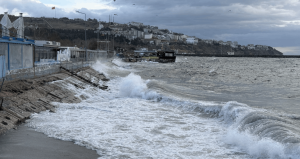 Tekirdağ’ı lodos vurdu: Deniz ulaşımı durdu