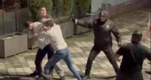 Tekme tokat kavga ettiler! Polis havaya ateş ederek ayırabildi