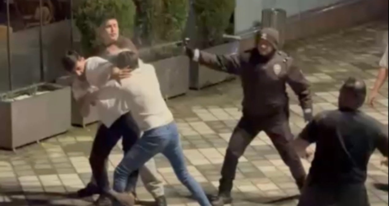 Tekme tokat kavga ettiler! Polis havaya ateş ederek ayırabildi