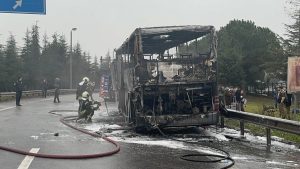 TEM Otoyolu’nda otobüs yangını: Dikkatli yolcu facianın önüne geçti