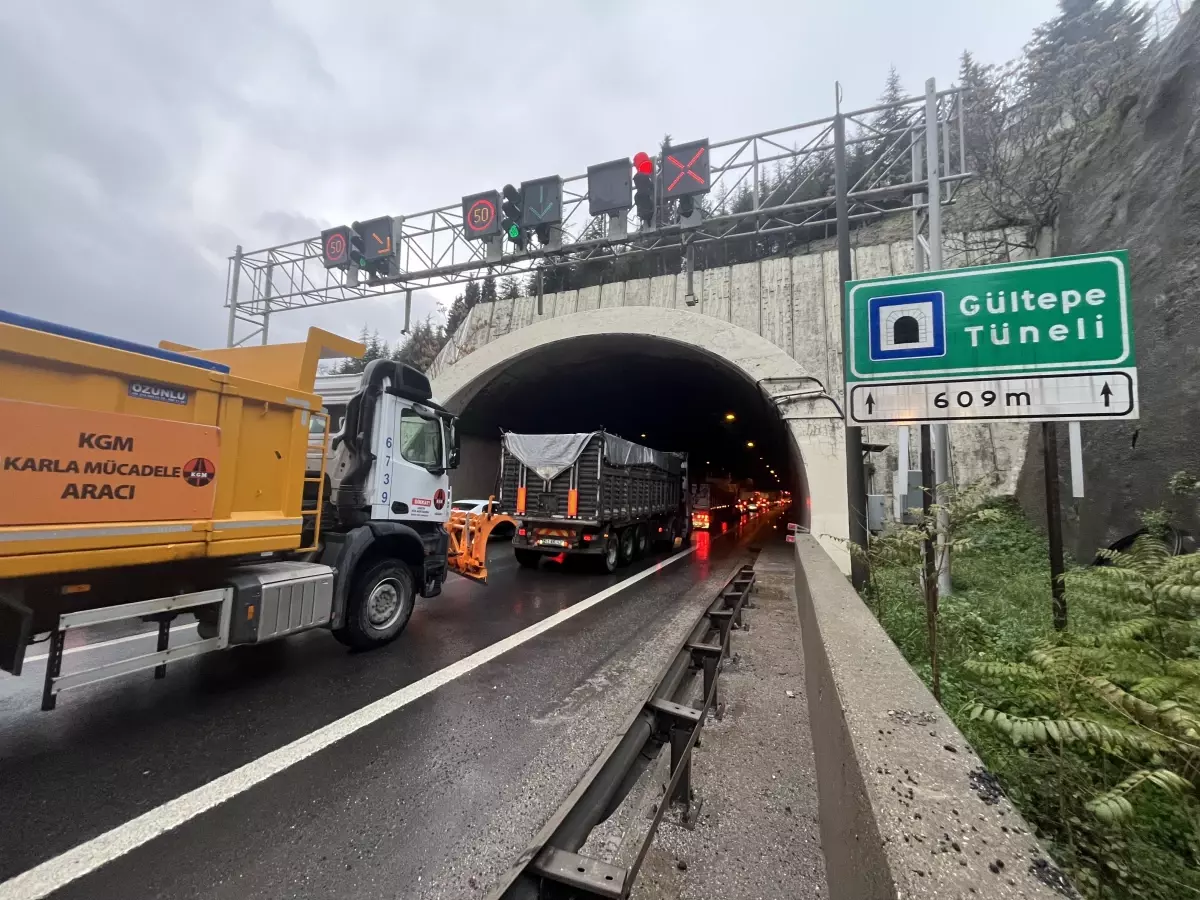 TEM Otoyolu’nda TIR ile otomobil çarpıştı