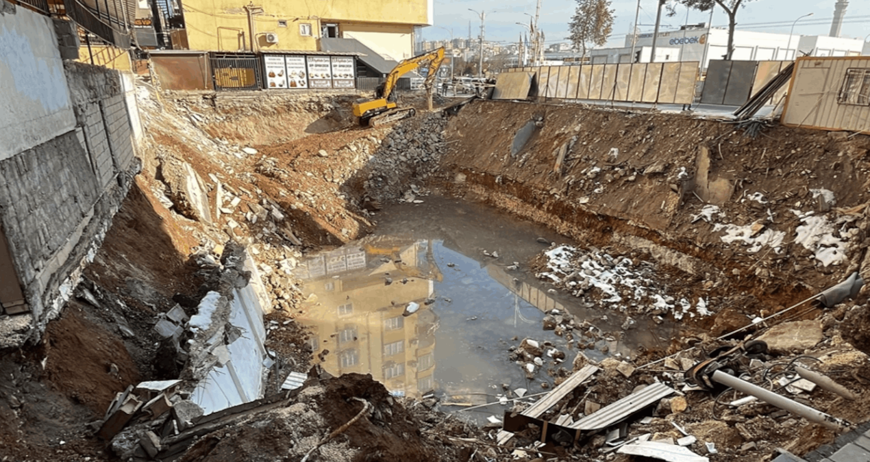 Temel kazısında binanın istinat duvarı çöktü; 150 kişi tahliye edildi