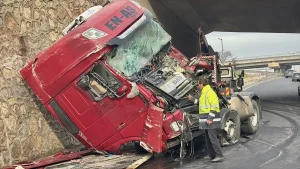 Tır Kazası: Sürücü Ağır Yaralı