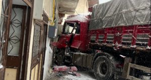 Tokat’ta TIR eve çarptı: O anlar kamerada