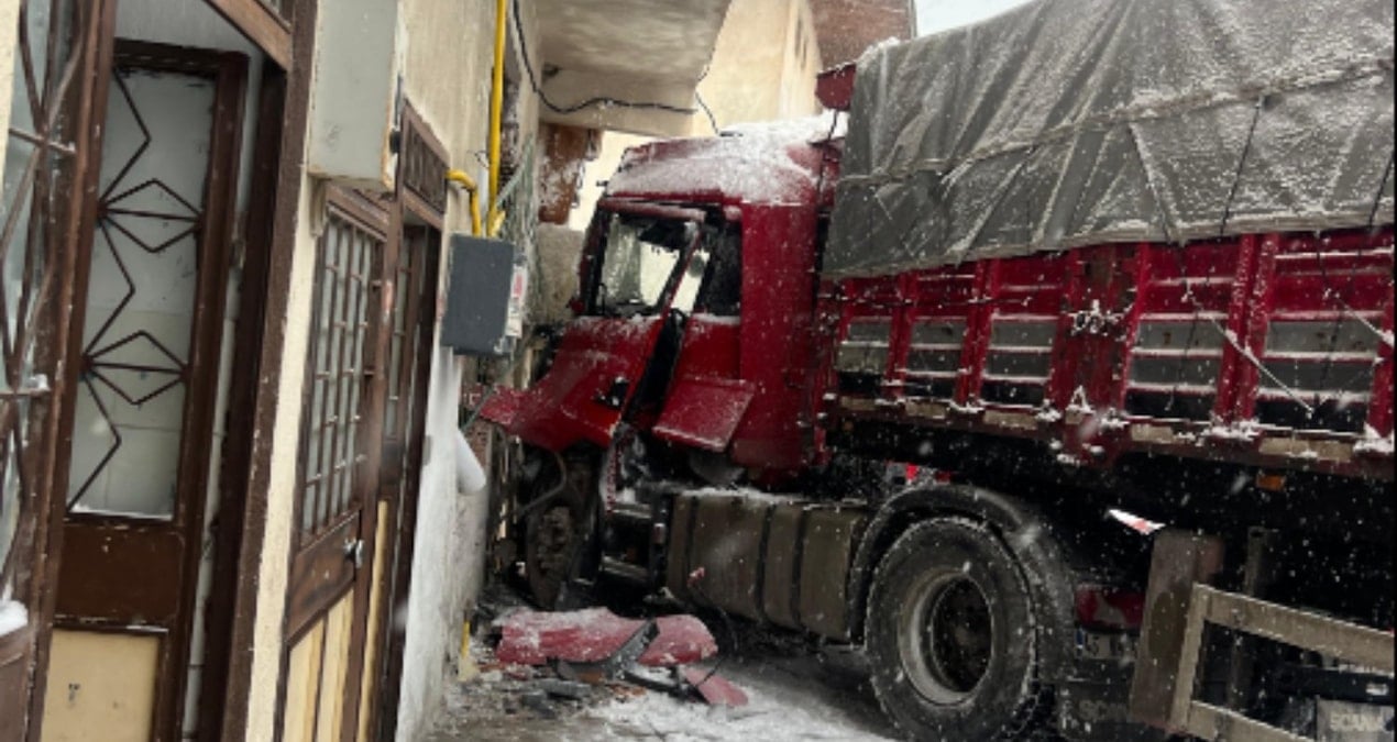 Tokat’ta TIR eve çarptı: O anlar kamerada