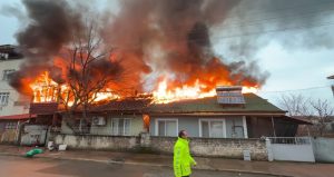 Tokat’ta yangında mahsur kalan kedinin imdadına itfaiye yetişti
