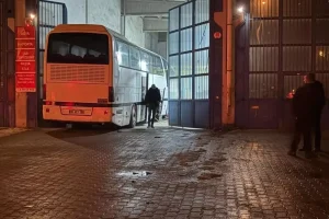 Tonlarca ağırlıktaki otobüsün altında kaldı